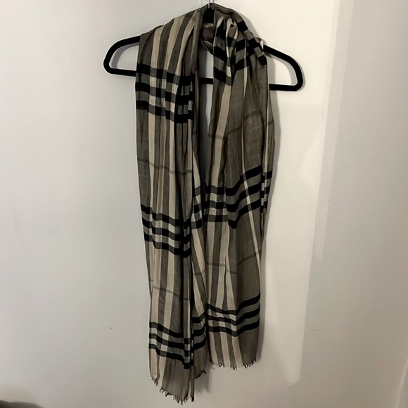 Burberry Accessories - Burberry lightweight scarf